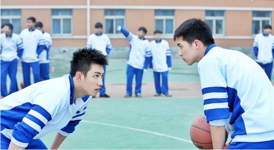 校服一个*绑捆**着我们青春的东西