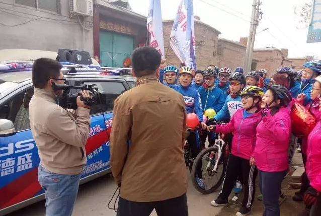 东阿小伙结婚,淮南小伙骑自行车接亲