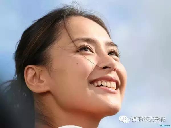 拍照怎么笑得好看又自然不露牙,拍照时如何笑得更好看更自然