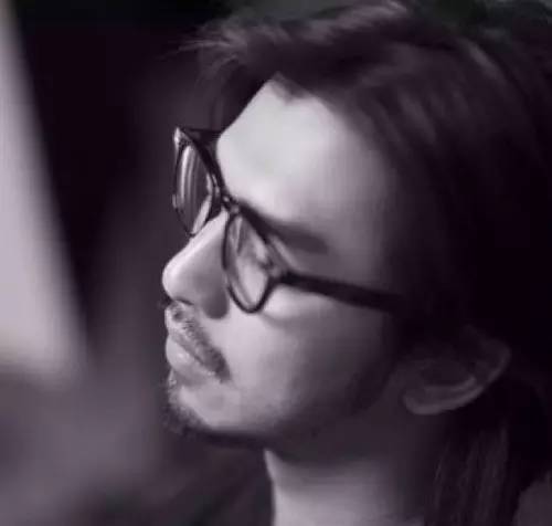 普通男人戴眼镜显得沉稳了,戴眼镜的男人如何保持帅气