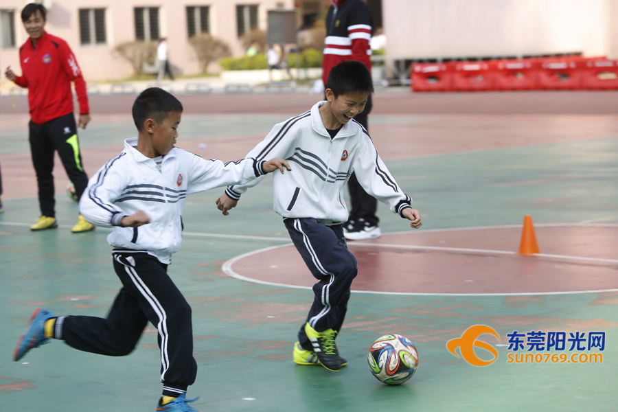 长安中心小学孩纸们好有福，“胡椒”亲自教踢波现场还有人开心到飞起