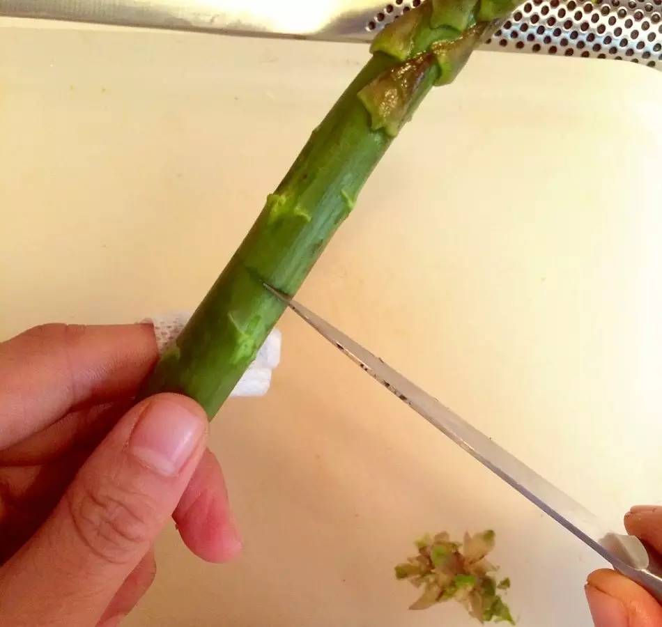 芦笋根怎么处理啊,牛排里的芦笋怎么处理