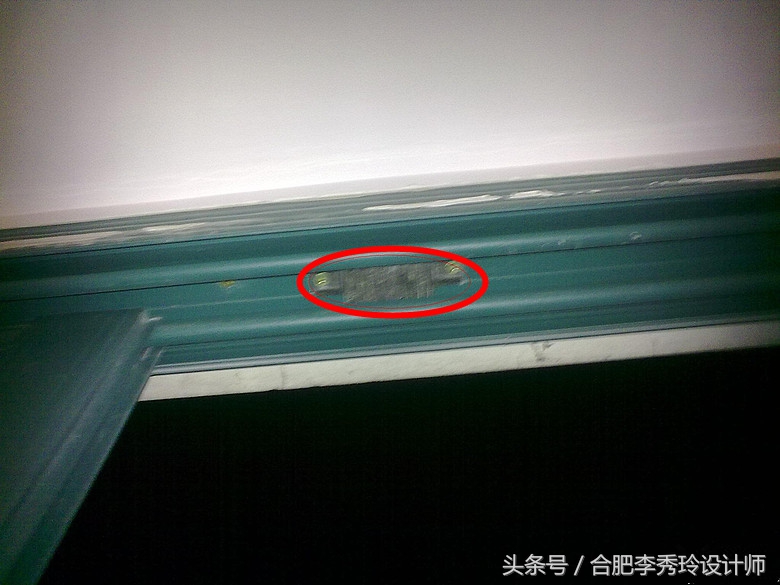 17楼阳台窗户突然掉落，全怪装修队少装这小零件！赶紧回家检查