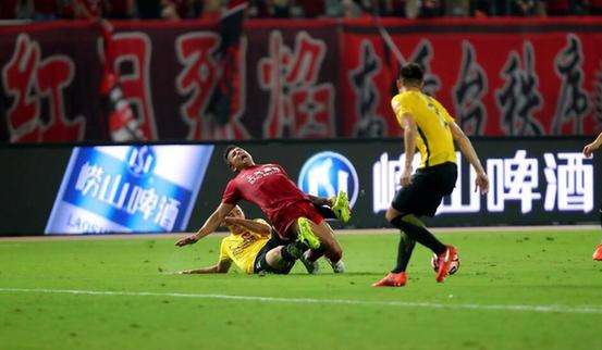 亚冠输球又输人，故意*力暴**肘击前队友，央视解说：红牌动作