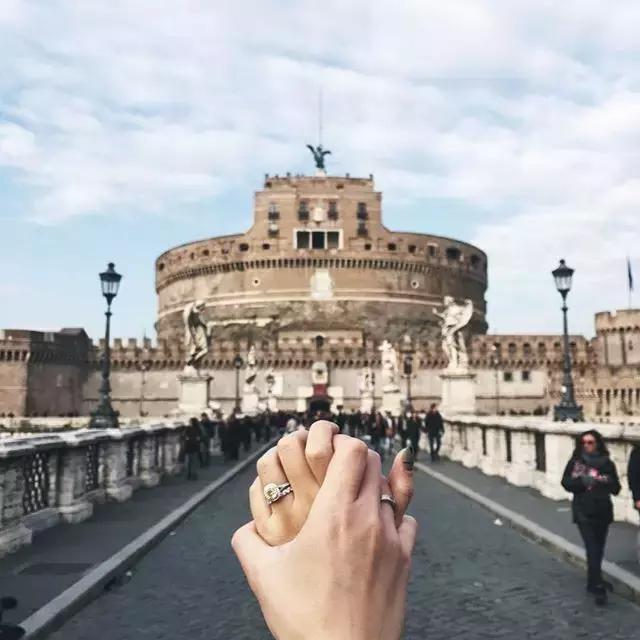 他的朋友圈里都是她,你的朋友圈全是她的照片