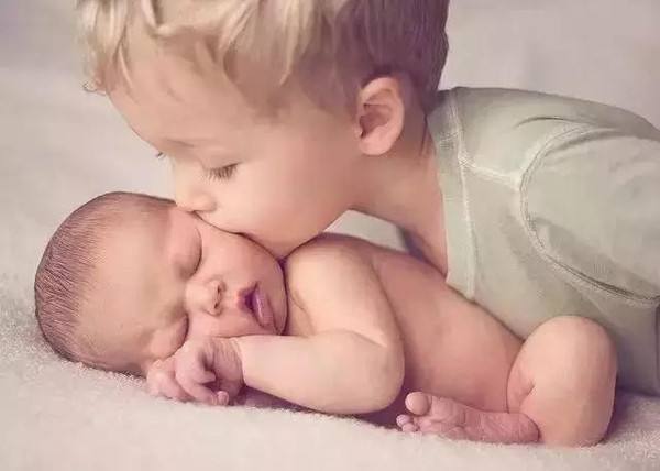 如何给新生儿上户口需要哪些证,男女户口不在一起怎么办理准生证