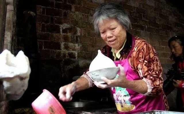 老太太摆摊卖东西,老太太摆地摊卖麻辣烫