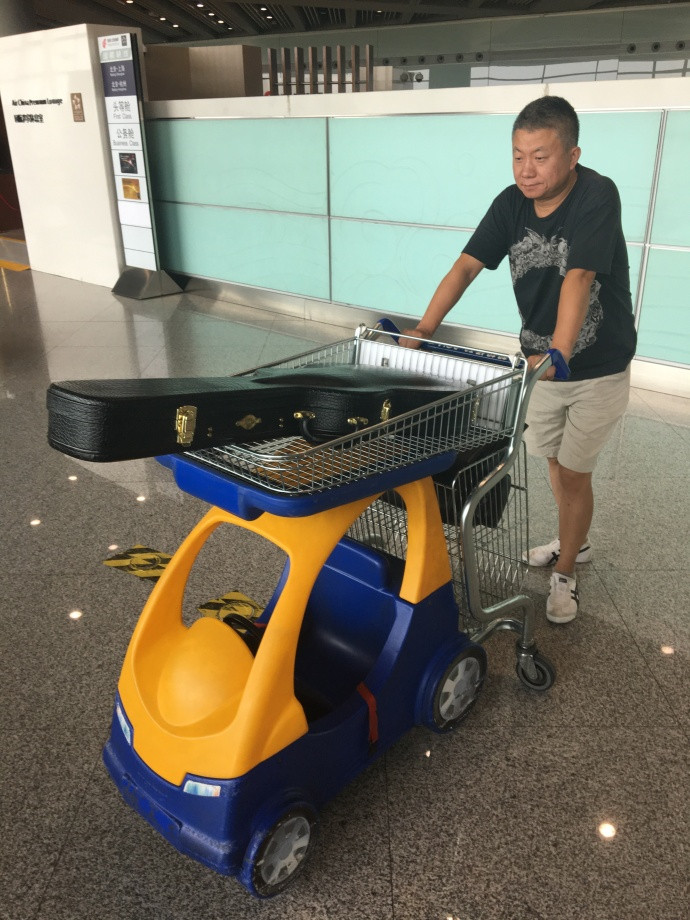 拿保温杯的中年男人,赵明义手里的保温杯