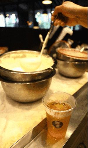 好东西不排队怎么可能买得着？队排越长，我心越荡