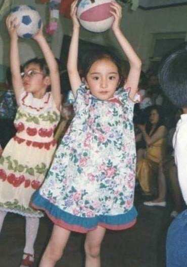 舒畅晒与刘亦菲19年前合照回放,85后女星18岁旧照刘亦菲舒畅真美