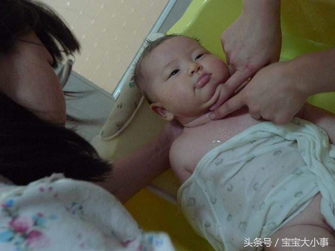 3岁宝宝总是闻妈妈身上的味道,婴儿几个月能闻出妈妈的母乳味道