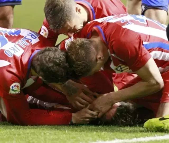 足球史上球员猝死案例,足球猝死都救活了么