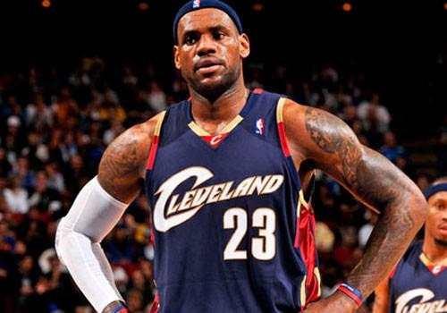 詹姆斯身体冲击力有多强,詹姆斯的身体素质究竟有多炸裂