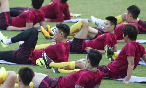 心疼现场国足球迷,球迷为国足流泪加油