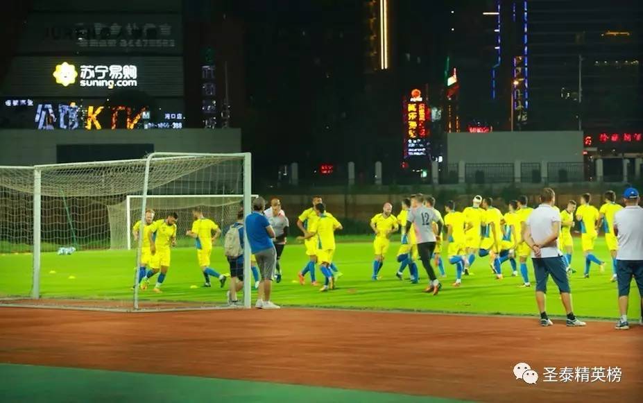 里皮祭拜天地?看周星驰,吴京,马丽手把手教你踢球