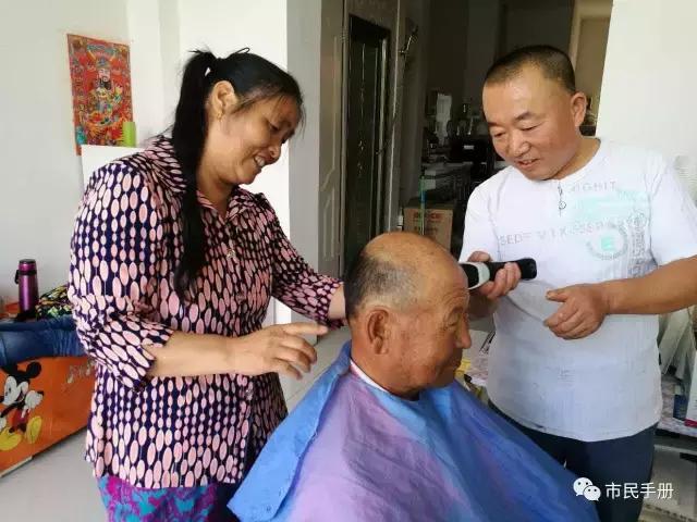 他在临河租房开理发店,三年理发没收一分钱