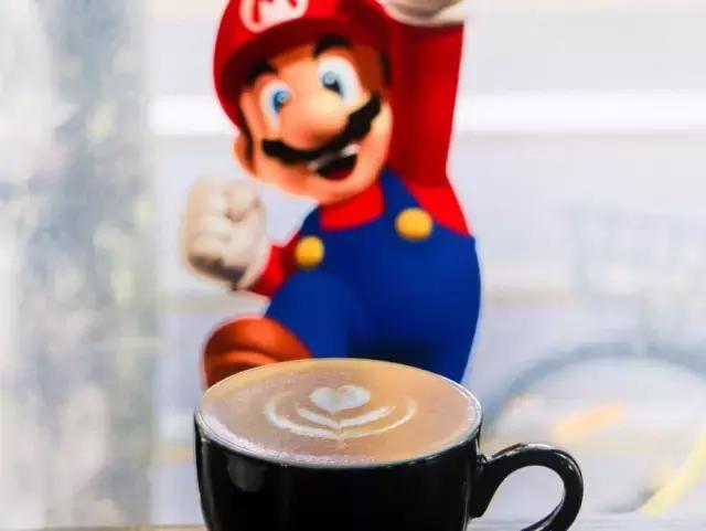 超级玛丽溜进了咖啡馆，扬言不服来战！