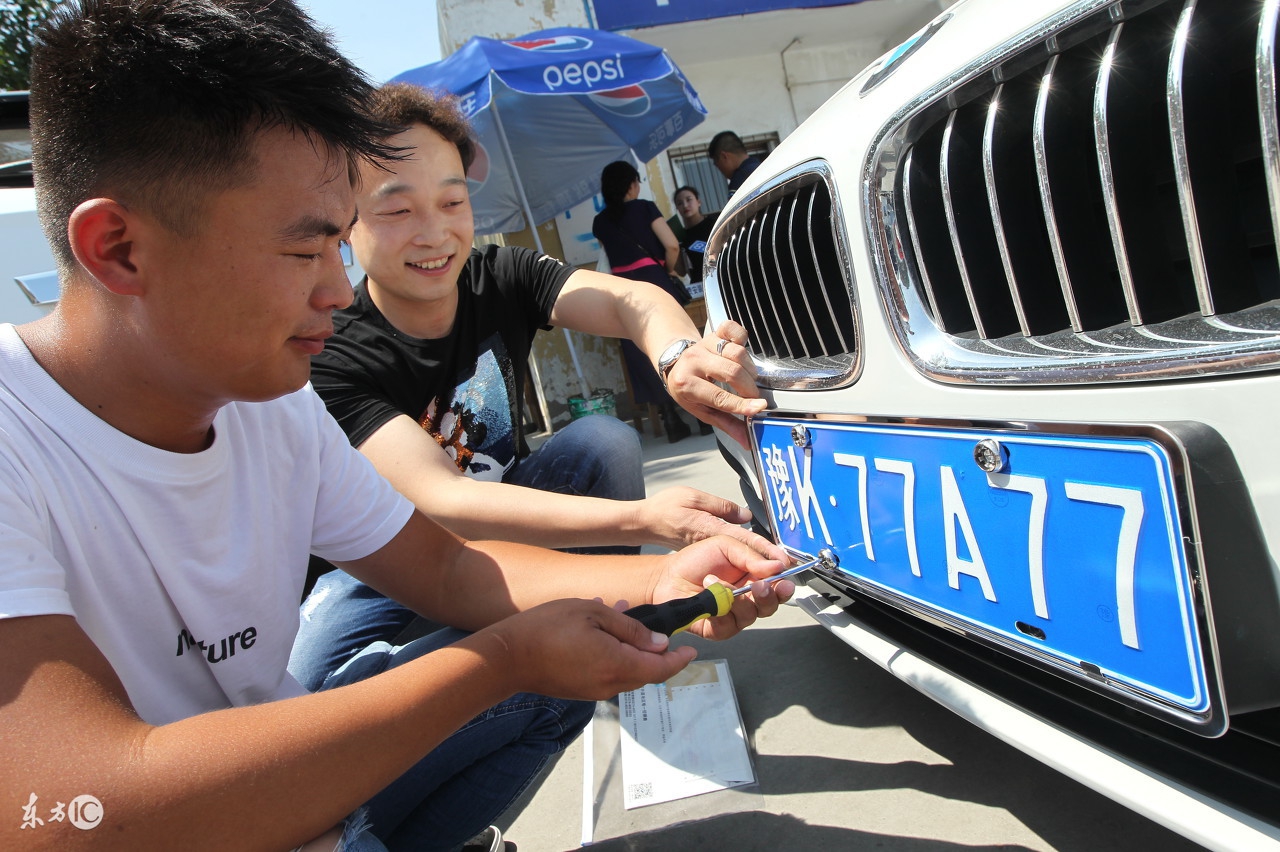 小车牌照螺丝怎么安装视频,牌照可以只安两个螺丝吗