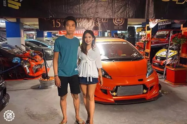 为了装上心仪轮毂换成五孔轴头，这辆爆改宽体的涡轮飞度真帅！