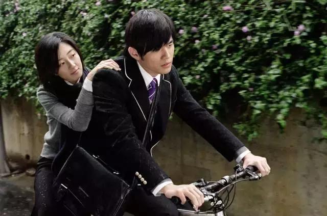 开学第一天怎么穿校服更好,开学了熊孩子开心了