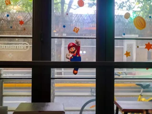 超级玛丽溜进了咖啡馆，扬言不服来战！