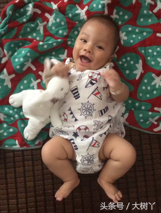 这个小师哥萌娃，年纪轻轻就有一大堆表情包了