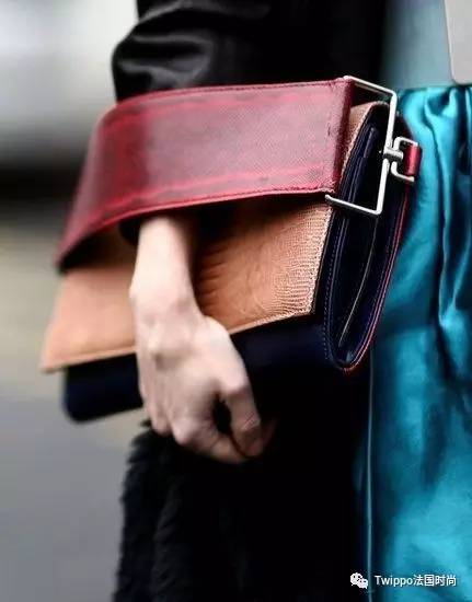 现在还流行挎肩包吗,现在流行手提包还是链条包