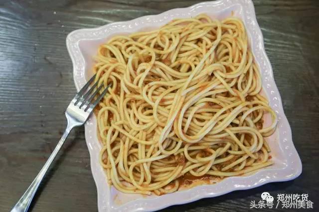 喵~铲屎官注意，郑州东区这家小店各种萌喵环绕，桌上披萨有料！