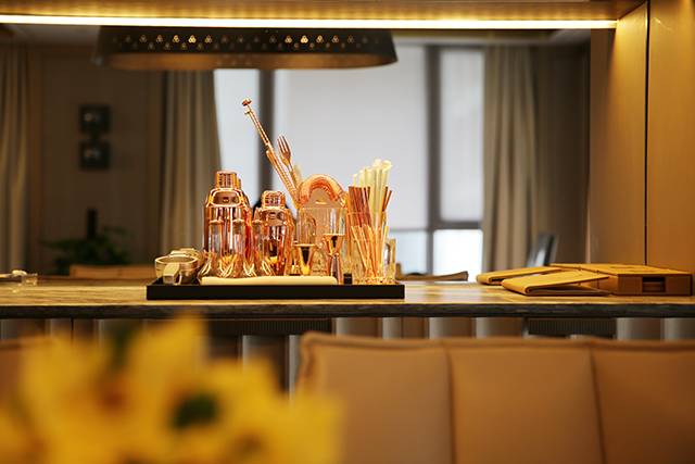 白天去逛迪斯尼,晚上香槟泡泡浴,女孩子去香港应该这么玩