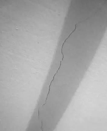 新装修墙裂一道缝怎样修补,新装修好的墙开裂怎么回事