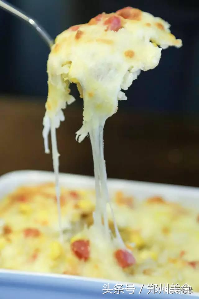 喵~铲屎官注意，郑州东区这家小店各种萌喵环绕，桌上披萨有料！