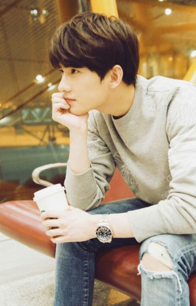 杨洋冬日暖男风造型穿搭,杨洋的运动装穿搭学院青春感十足