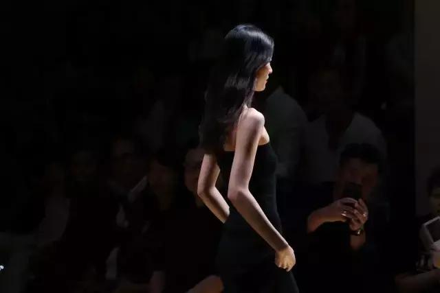 刘雯同款鞋子是什么牌子,刘雯最火的一双鞋