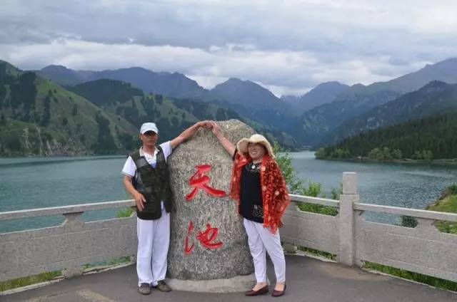 老爷子陪老伴穷游,带着老伴穷游