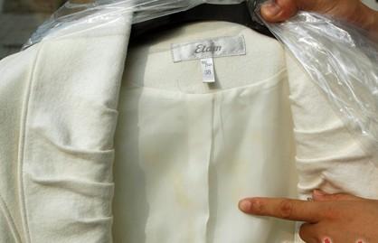 白衣服越洗越黄怎么办,白衣服有块黄渍洗不掉怎么办