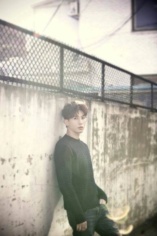 韩国男团成员意外死亡,韩国男团成员被炸伤眼睛