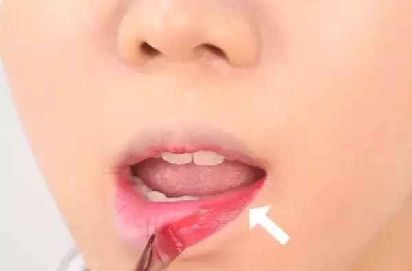 口红护唇的正确方法,护唇口红的正确涂法