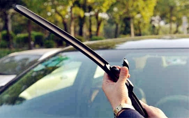 雨刮器有刮不干净的感觉,3分钟解决雨刮器嘎嘎响刮不干净