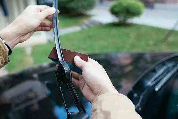 雨刮器有刮不干净的感觉,3分钟解决雨刮器嘎嘎响刮不干净