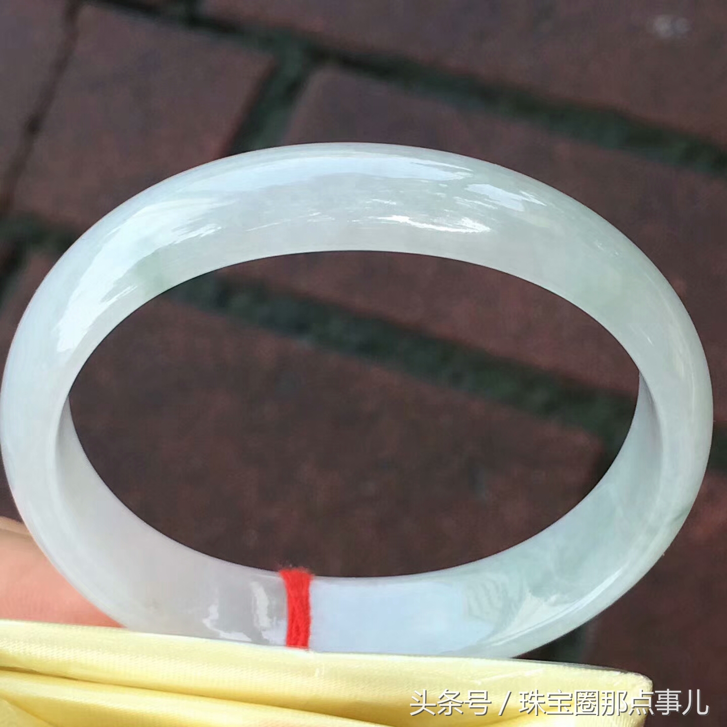 万元左右的玉手镯值得买吗,万元左右的翡翠镯芯料