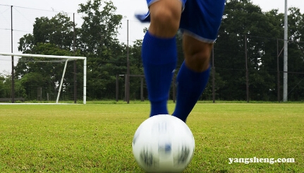 50岁男人踢足球有什么好处,踢足球的男人身体好吗