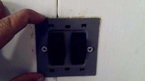 墙上插座老是掉怎么办,墙壁上的插座松动了如何解决