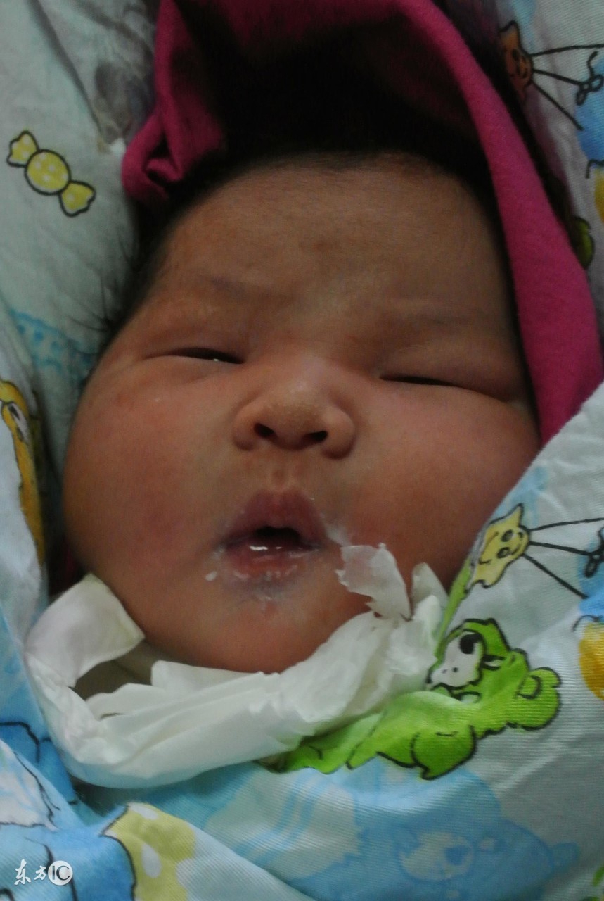 宝宝吐奶有四大原因如果这么吐奶千万要及时就医