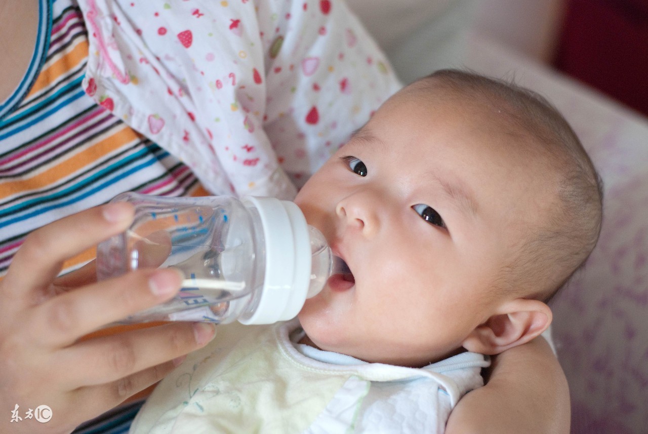 宝宝吐奶有四大原因如果这么吐奶千万要及时就医
