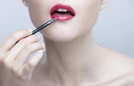嘴巴特别容易干起皮用什么口红,为什么一擦口红嘴巴就干裂