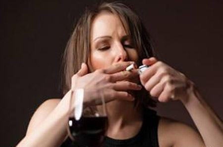 妈妈无征兆几分钟突然猝死,妈妈死亡孩子以为睡着了