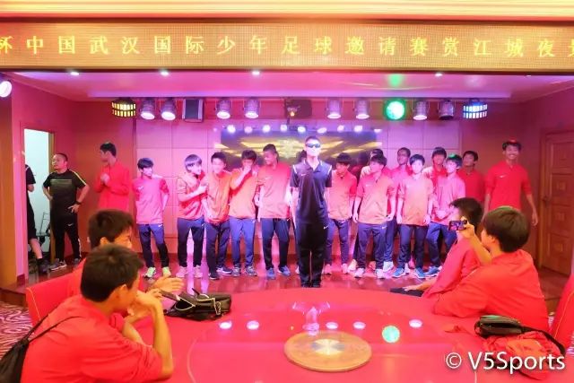 嗨翻天！亚洲足球小将夜游江城六国少年才华横溢