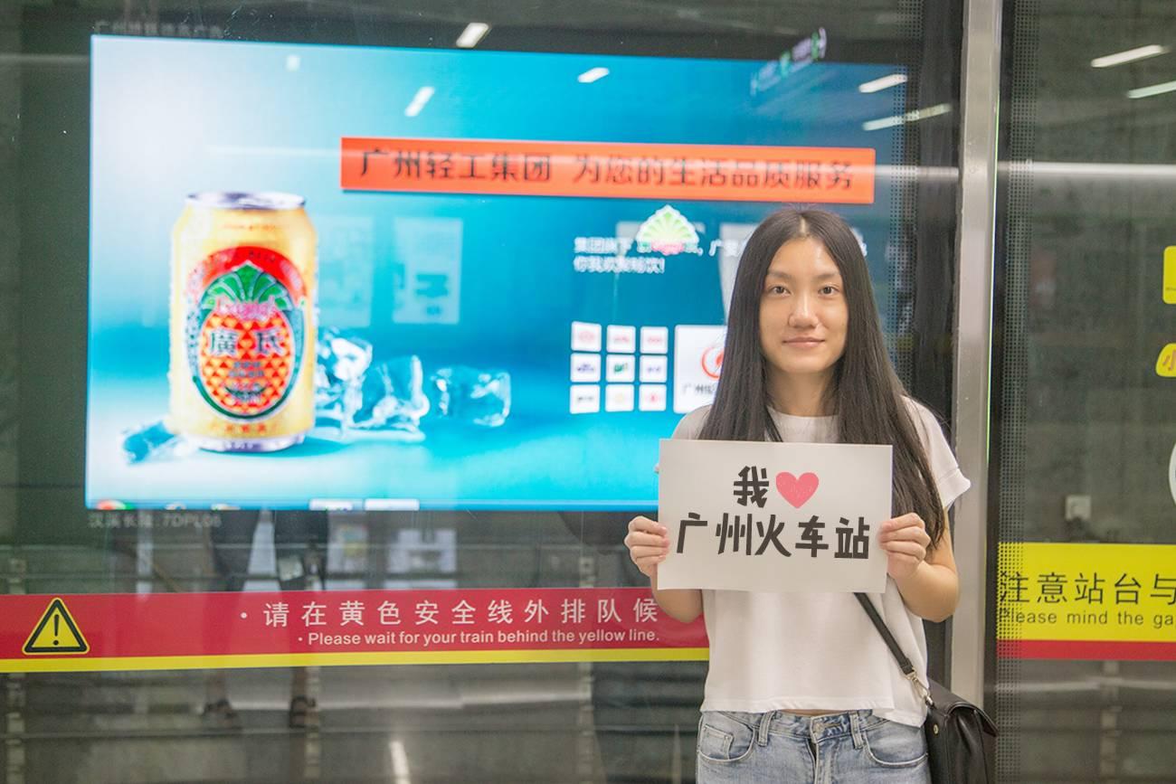 广州某高校一师姐火了！为了欢迎17年新生，竟然这样做