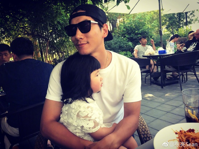 《中餐厅》里的张亮原来是个炫女狂魔，每天不重样！