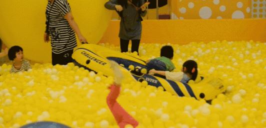 小孩踩到人不道歉怎么教育,孩子一脚踩空妈妈神反应